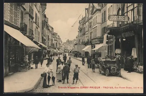 AK Troyes, Rue Notre-Dame avec les Grands Magasins Jorry-Prieur et passants