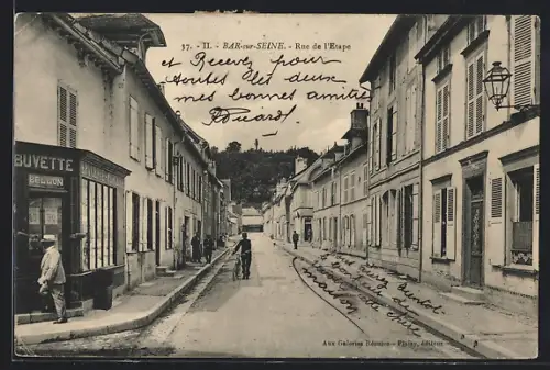 AK Bar-sur-Seine, Rue de l`Étape animée avec buvette et cycliste