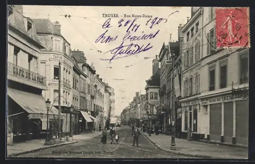 AK Troyes, Rue Notre-Dame animée avec passants et commerces
