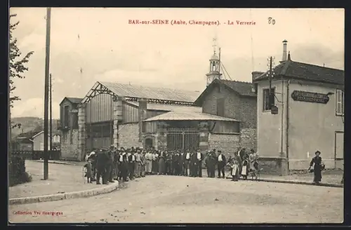 AK Bar-sur-Seine /Aube, La Verrerie et groupe de personnes devant l`usine