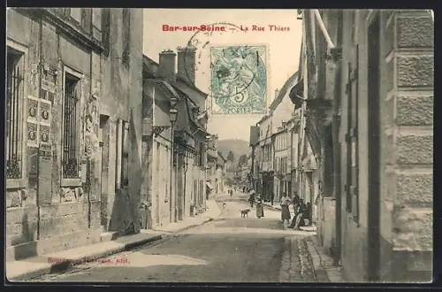 AK Bar-sur-Seine, La Rue Thiers animée avec passants et chiens