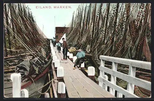 AK Eiland Marken, Steg mit vielen Booten, Jungen in Holzschuhen