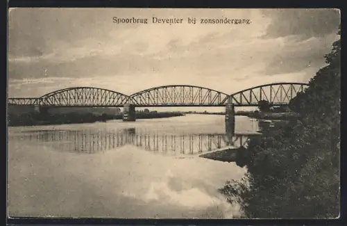 AK Deventer, Spoorbrug bij zonsondergang