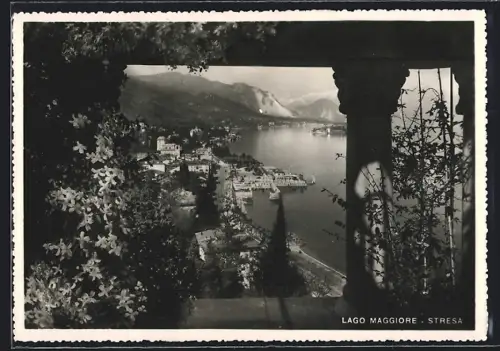 AK Stresa /Lago Maggiore, Panorama durch Fenster gesehen