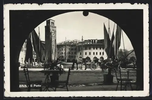 AK Riva, Il Porto, Tordurchblick zum Hafen