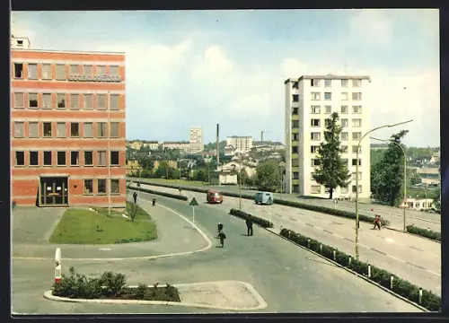 AK Hof /Saale, Ernst-Reuter-Strasse mit Wohnhäusern und Verwaltungsgebäude