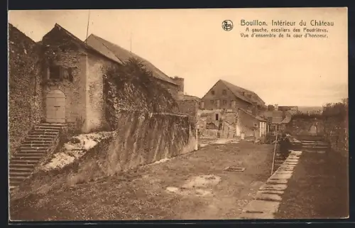 AK Bouillon, Intérieur du Château, A gauche, escaliers des Poudrières, Vue d`ensemble de la cour d`honneur