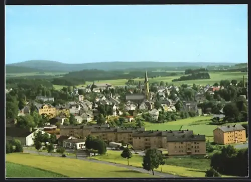 AK Münchberg i. Bayern, Stadtansicht mit Kirche und umliegender Landschaft
