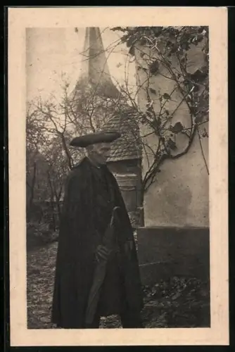 AK Michelrieth, Alter Mann im Kirchenmantel