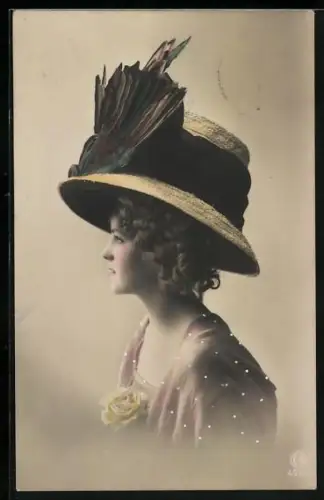 AK Mode Mode1909, Frau einen ausgefallenen Hut tragend