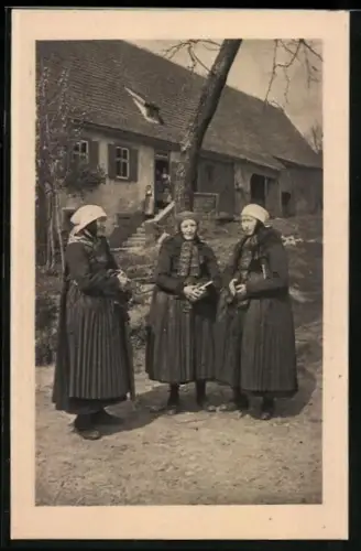 AK Michelrieth, Frauen in Volkstrachten am Sonntagmorgen