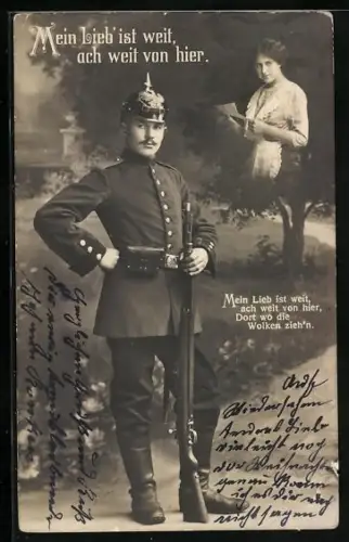 Foto-AK Soldat in Uniform sieht seine Liebste wie einen Geist vor sich
