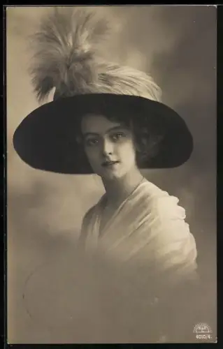 Foto-AK R & K / L: Junge Frau mit grossem Hut
