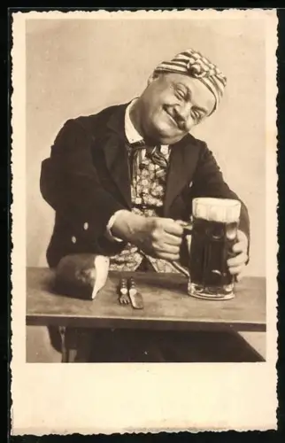 AK Ein Mann bei Tisch mit Bierglas und Brot