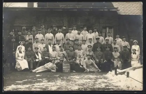 Foto-AK Wittenberge /Elbe, Reserve-Lazarett, Gruppenfoto mit Soldaten und Pflegepersonal, 1915