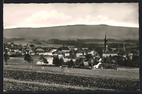 AK Münchberg /Ofr., Stadtansicht mit Kirche und umliegender Landschaft