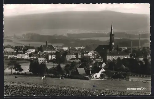 AK Münchberg /Ofr., Stadtansicht mit Kirche und Landschaft