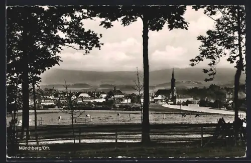 AK Münchberg /Ofr., Stadtansicht mit Kirche und Landschaft