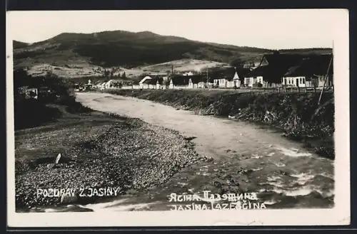 AK Jasina, Lazescina, Flusspartie mit Ortspanorama