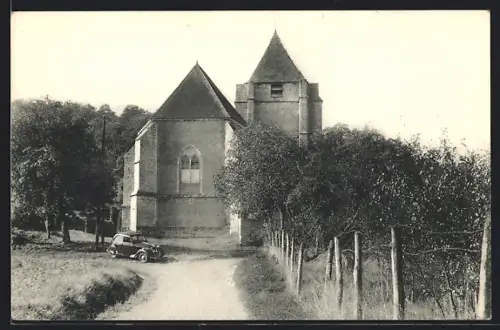 AK La Saulotte, L`église entourée d`arbres et une voiture ancienne sur le chemin