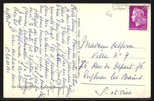 AK La Saulotte, L`église entourée d`arbres et une voiture ancienne sur le chemin