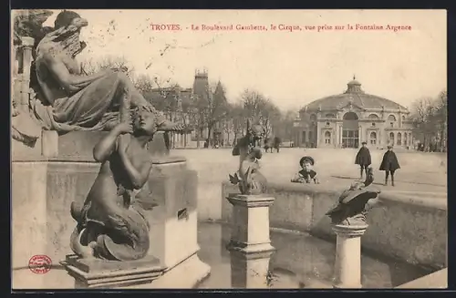 AK Troyes, Le Boulevard Gambetta, le Cirque, vue prise sur la Fontaine Argence