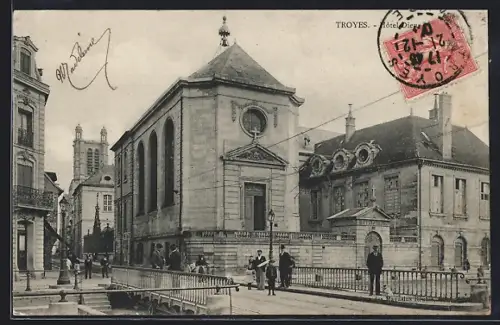 AK Troyes, Hôtel-Dieu et scène de rue animée