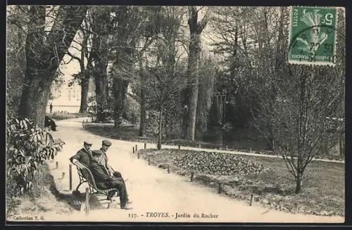 AK Troyes, Jardin du Rocher avec bancs et promeneurs en hiver