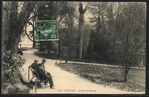 AK Troyes, Jardin du Rocher avec bancs et promeneurs en hiver