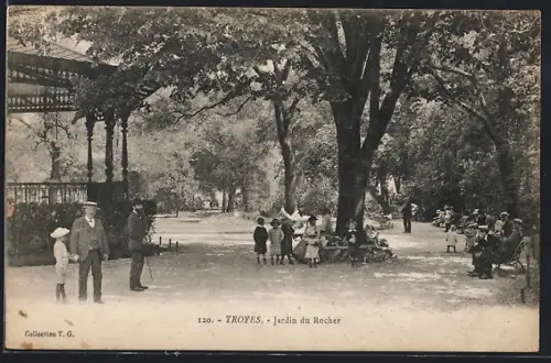 AK Troyes, Jardin du Rocher avec promeneurs et enfants sous les arbres