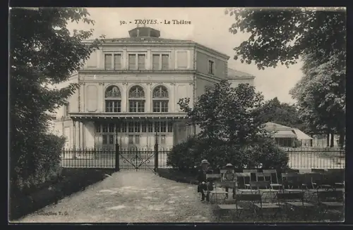 AK Troyes, Le Théâtre avec jardin et chaises en avant-plan