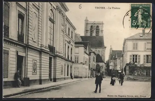AK Troyes, Le Théâtre et la rue animée avec passants