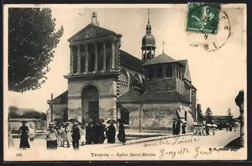 AK Troyes, Église Saint-Martin avec passants sur le trottoir