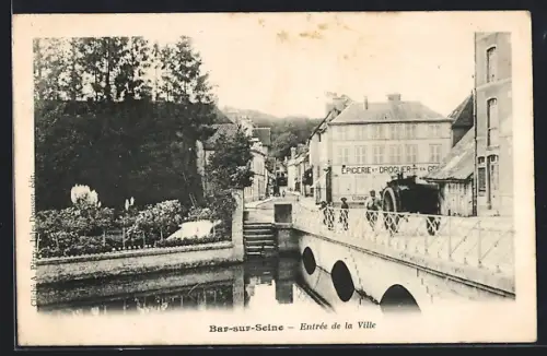 AK Bar-sur-Seine, Entrée de la Ville avec pont et épicerie à droite