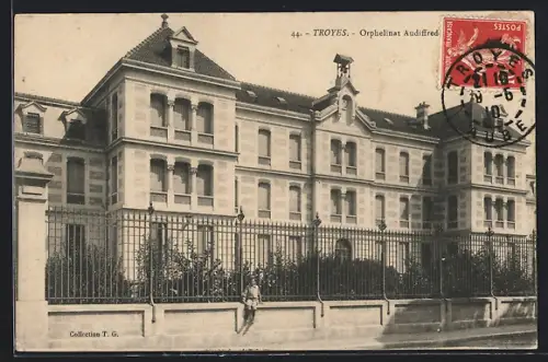 AK Troyes, Orphelinat Audiffred avec grille en fer forgé