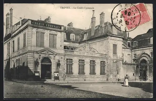 AK Troyes, Le Crédit Lyonnais et la rue animée devant la banque