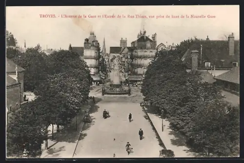 AK Troyes, L`Avenue de la Gare et l`entrée de la Rue Thiers vue du haut de la Nouvelle Gare