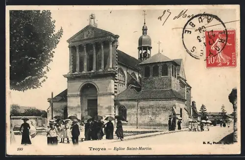 AK Troyes, Église Saint-Martin avec des passants devant l`entrée