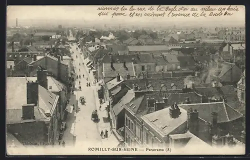 AK Romilly-sur-Seine, Panorama de la ville avec rue animée et toits des bâtiments