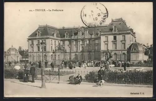 AK Troyes, La Préfecture avec des personnes dans le jardin devant le bâtiment
