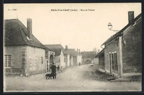 AK Mailly-le-Camp /Aube, Rue de Poivre avec habitants et chien