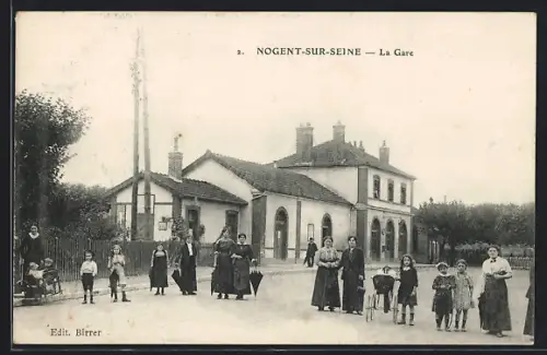 AK Nogent-sur-Seine, La Gare et groupe de personnes devant la station