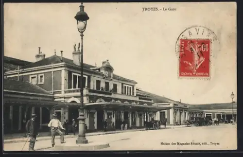 AK Troyes, La Gare et scène de rue animée