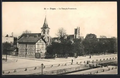 AK Troyes, Le Temple Protestant et vue sur la place adjacente