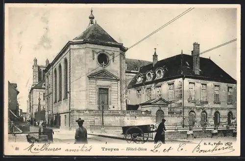 AK Troyes, Hôtel-Dieu et scène de rue animée avec charrette