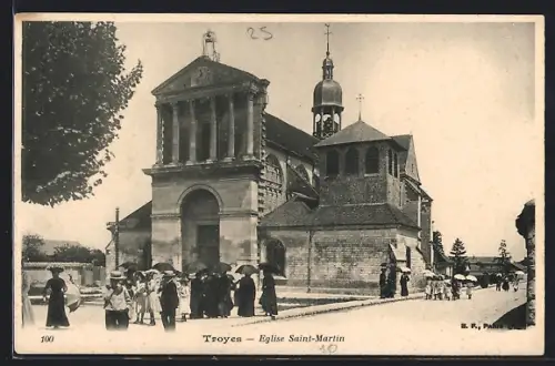 AK Troyes, Église Saint-Martin avec des passants sur la rue animée
