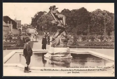 AK Troyes /Aube, Square de la Préfecture et Statue Le Rapt par Suchet