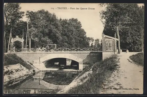 AK Troyes, Pont des Quatre Ormes avec voiture sur le pont et chemin boisé à droite