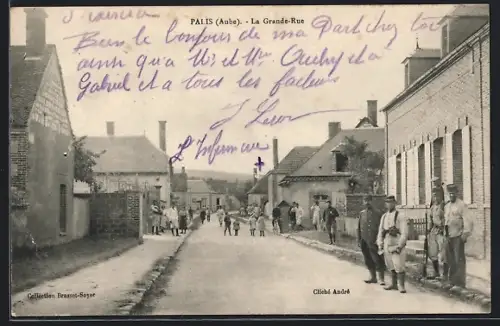AK Palis /Aube, La Grande-Rue avec des habitants et des bâtiments de village