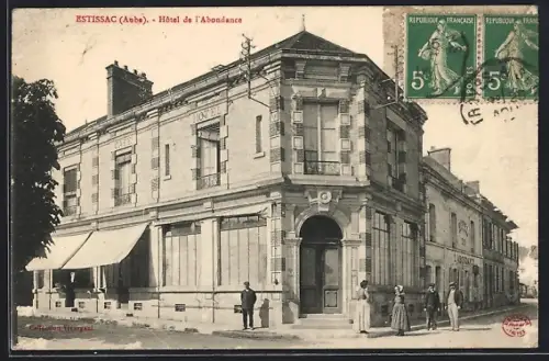 AK Estissac /Aube, Hôtel de l`Abondance et passants devant le bâtiment